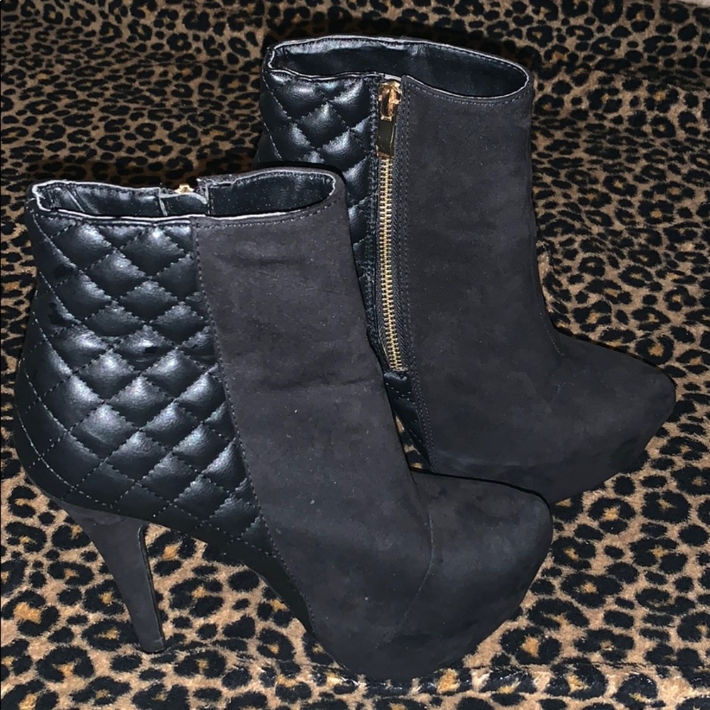 Black quilted Boot size 8